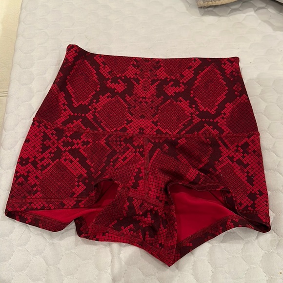 Lululemon Wunder Under shorts 4 Red Snake Print - Picture 2 of 2